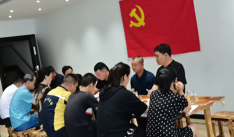 主持召开会议)在入党积极分子学习会议期间,民促会秘书长杨承龙表示